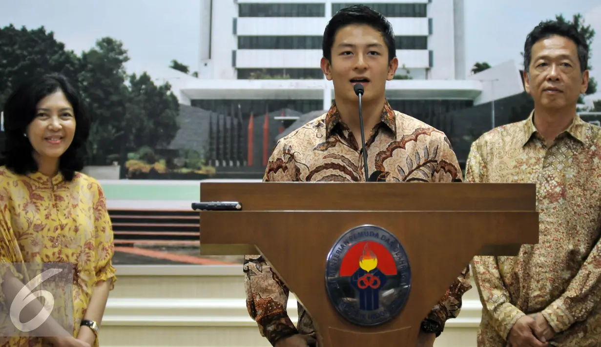 Pembalap Rio Haryanto (tengah) bersama Sinyo Haryanto (kanan) dan Indah Pennywati saat jumpa pers di Kementerian Pemuda Dan Olahraga, Jakarta, Rabu (27/1). Rio membutuhkan 15 juta euro untuk memastikan satu kursi di Tim Manor. (Liputan6.com/Johan Tallo)