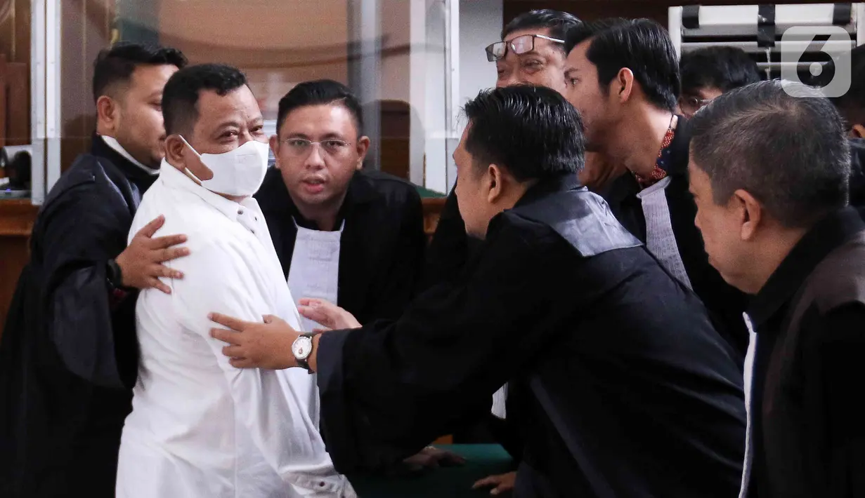 Terdakwa kasus pembunuhan Brigadir Yosua, Kuat Ma'ruf berbincang dengan tim kuasa hukum seusai menjalani sidang dengan agenda pembacaan vonis dari majelis hakim di PN Jakarta Selatan, Selasa (14/2/2023). Brigadir J tewas diekskusi dengan cara ditembak 2-3 kali oleh Bharada E di rumah dinas Ferdy Sambo di Kompleks Polri Duren Tiga, Jakarta Selatan Pada 8 Juli 2022. (Liputan6.com/Herman Zakharia)