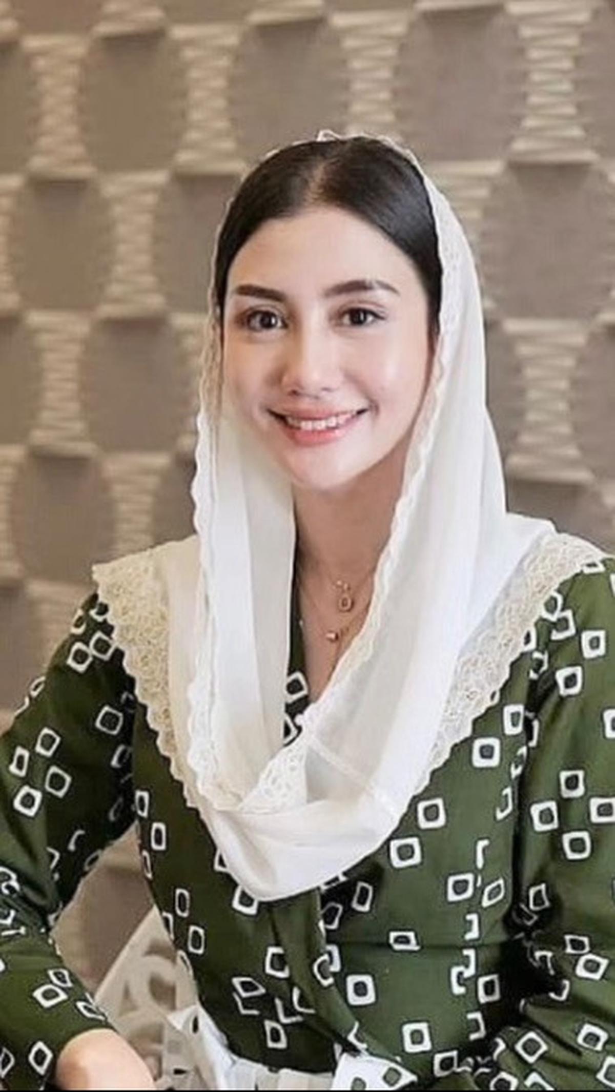 Istri Bupati Trenggalek ini lahir pada 22 November 1990. Ia merupakan anak dari anggota TNI.