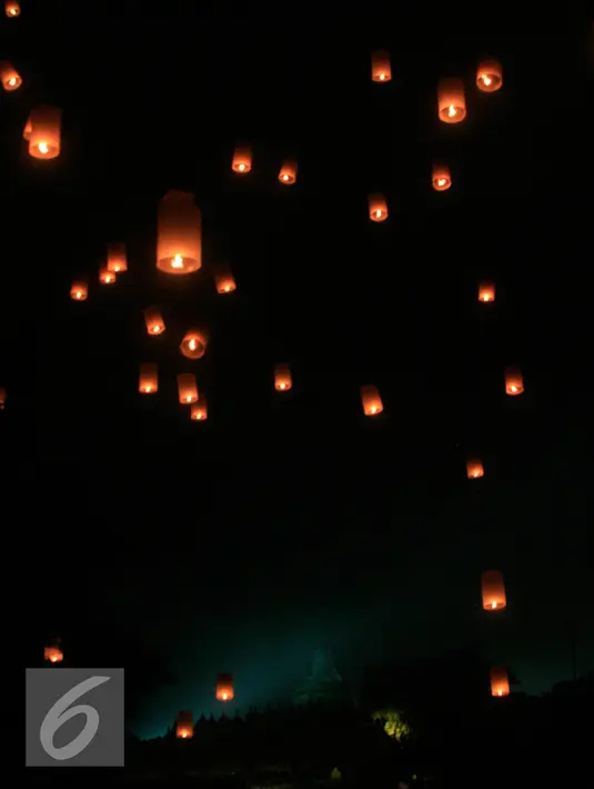 Lampion berterbangan di langit Borobudur, Magelang, Jawa Tengah, Minggu (22/05).Sebanyak 5000 lampion d terbangkan pada puncak perayaan Tri Suci Waisak 2560 BE/2016. (Liputan6.com/Boy Harjanto)