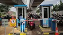 Pengendara sepeda motor membayar biaya parkir saat akan keluar dari Park and Ride di kawasan Lebak Bulus, Jakarta, Kamis (28/3). Park and Ride Stasiun MRT Lebak Bulus bisa menampung hingga 500 unit kendaraan terdiri dari roda dua dan roda empat. (Liputan6.com/Faizal Fanani)