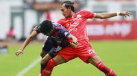 Pemain Persija Jakarta, Hansamu Yama (kanan) berebut bola dengan pemain Rans Nusantara FC, Alfin Tuasalamony pada laga persahabatan antara Persija Jakarta menghadapi Rans Nusantara FC di Stadion Wibawa Mukti, Cikarang, Sabtu (16/7/2022). (Bola.com/M Iqbal Ichsan)
