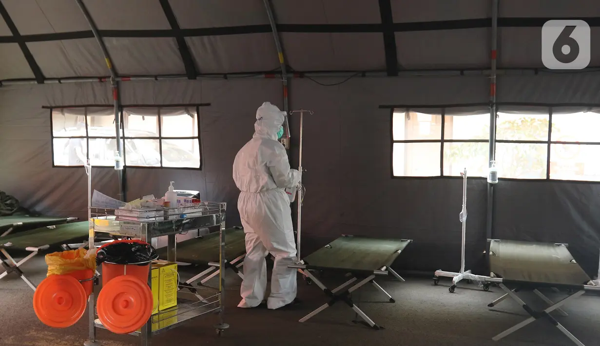 Petugas medis menyiapkan alat pendukung kesehatan di ruang IGD (Instalasi Gawat Darurat) di RSUD Bekasi, Rabu (23/6/2021). Pemkot Bekasi mendirikan tenda untuk ruang IGD yang dapat menampung 30 pasien karena keterisian tempat tidur penuh akibat lonjakan kasus COVID-19. (Liputan6.com/Herman Zakharia)