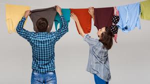 8 Cara Menjemur Baju di Teras agar Tidak Mudah Jatuh saat Angin Kencang
