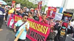 Jurnalis yang tergabung dalam Aliansi Jurnalis Independen (AJI) menggelar aksi jalan mundur saat Car Free Day di Bundaran HI, Jakarta, Minggu (29/9/2019). Kegiatan tersebut bentuk desakan agar Polda Metro Jaya mencabut status tersangka jurnalis Dandhy Dwi Laksono. (Liputan6.com/Herman Zakharia)