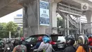 Pengendara melintasi videotron penghormatan kepada tenaga medis yang gugur akibat Covid-19 di tiang penyangga lintasan MRT, Jalan Sisingamangaraja, Jakarta, Jumat (18/9/2020). Keberadaan videotron tersebut diharap mampu membuat masyarakat waspada akan ancaman Covid-19. (Liputan6.com/Herman Zakharia)