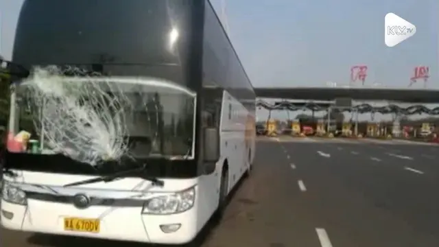 VIDEO: Rekaman Potongan Kayu Terbang Pecahkan Kaca Bus Pariwisata