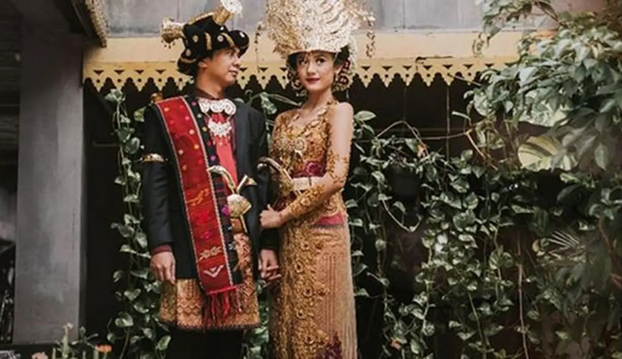 Komika ini melakukan foto prewedding berbeda dari kebanyakan. Calon pengantin itu melakukan pemotretan dengan baju adat Palembang dan Mandailing. (Instagram/raditya_dika)