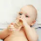 Di usia ini bayi boleh dikenalkan air putih (iStock)