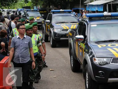 Sebanyak 17 kendaraan taktis Polri menyeberang ke Pulau Nusakambangan, Cilacap, Jateng, Rabu (27/7). Kendaraan tersebut diseberangkan dua tahap menggunakan Kapal Pangayoman IV dari Dermaga Wijayapura. (Liputan6.com/Helmi Afandi)