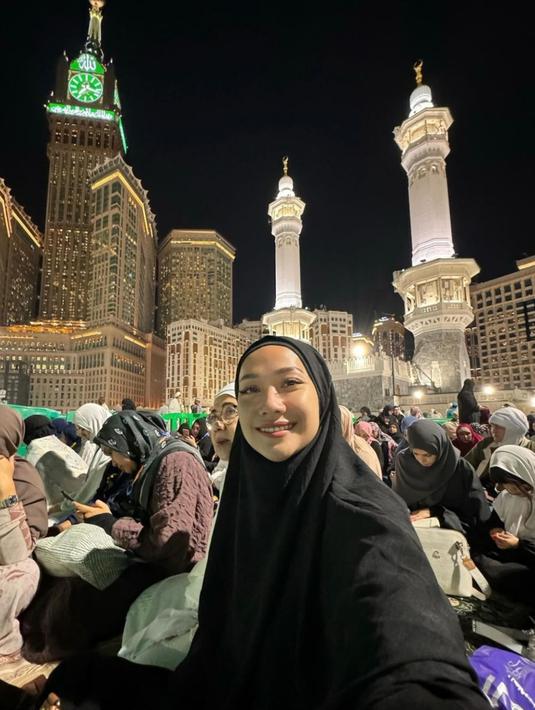 Bunga Citra Lestari terlihat lebih tertutup saat menjalani umroh. Bahkan ia mengunggah momen beribadah dengan khidmat. (Liputan6.com/IG/@itsmebcl)