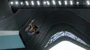 Atlet loncat indah putri Jawa Timur, Gladies Lariesa Garina (kanan) dan Linar Betiliana beraksi pada nomor menara synchro putri Kejurnas Akuatik 2026 yang berlangsung di Stadion Akuatik Gelora Bung Karno, Senayan, Jakarta. (Bola.com/Bagaskara Lazuardi)