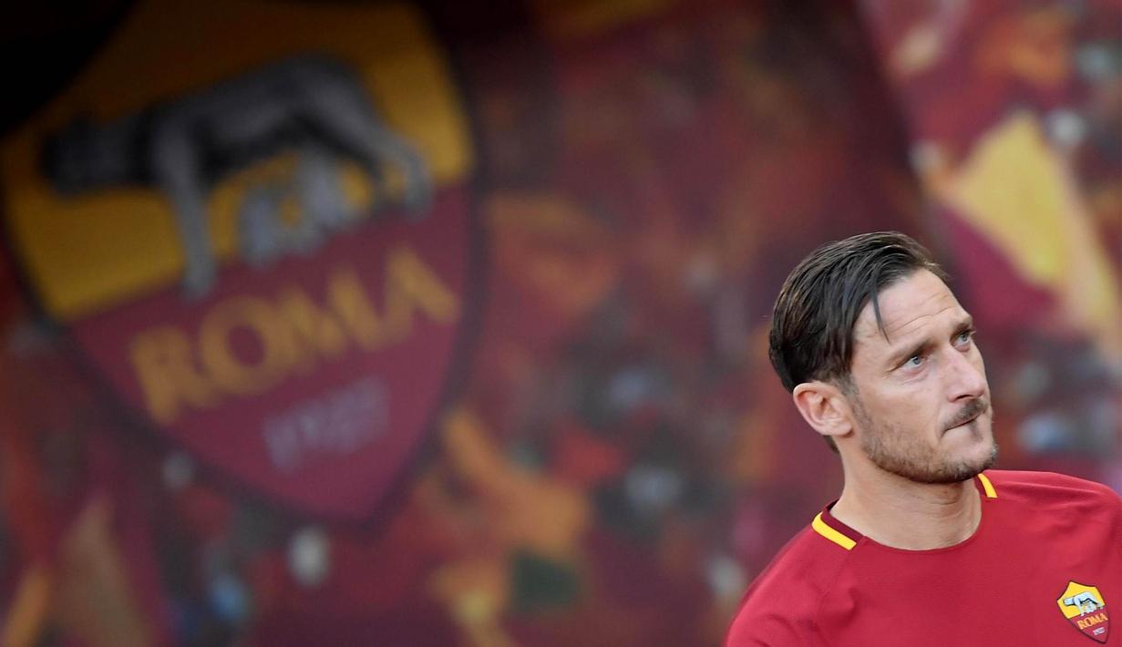 Legenda AS Roma, Francesco Totti, melakoni laga terakhir bersama Serigala Roma usai melawan Genoa di Stadion Olimpico, Roma, Minggu (28/5/2017). Selama 25 tahun Totti berkarier di AS Roma. (EPA/Claudio Peri)