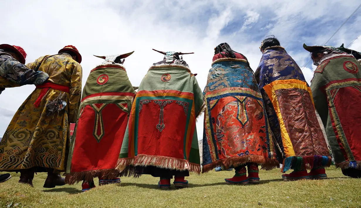 Orang-orang dalam balutan pakaian tradisional Burang terlihat di Wilayah Burang, Prefektur Ali, Daerah Otonom Tibet, China pada 28 Juli 2020. Pakaian tradisional Burang, yang dihiasi dengan emas, perak, mutiara serta perhiasan lainnya, memiliki sejarah lebih dari 1.000 tahun. (Xinhua/Zhan Yan)