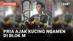 Seorang pengamen pria curi perhatian pengunjung di Blok M. Bukan hanya karena aksinya bernyanyi, tapi juga kucing yang ia ajak mengamen.