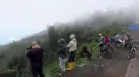 Mengagumi erupsi Bromo atau pun ber-offroad di Gunung Dempo jadi ekspresi wisatawan.