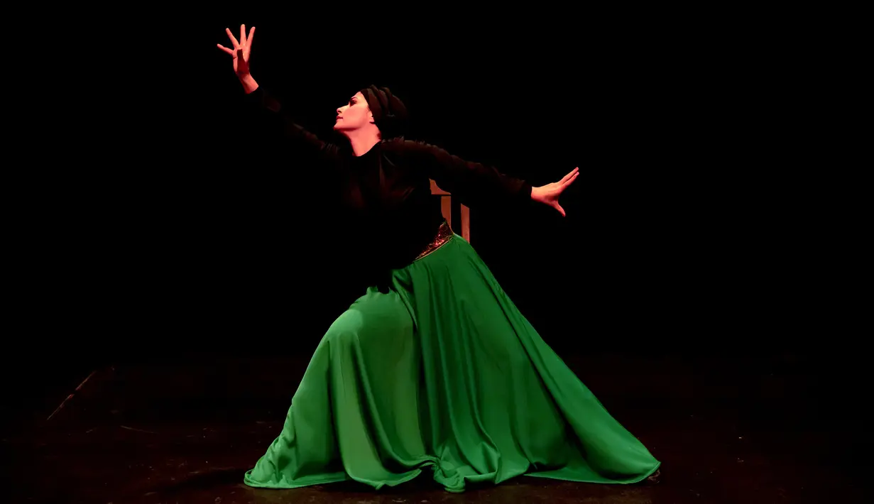Kelompok seni Khishtan menampilkan tarian Sama atau tarian Sufi di aula teater, Teheran, Iran, 15 Oktober 2021. Sama adalah bentuk ibadah yang populer dalam tasawuf. (AP Photo/Ebrahim Noroozi)