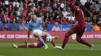 Pemain Manchester City Erling Haaland, tengah, mencoba melakukan tendangan ke gawang antara pemain Liverpool Andrew Robertson, kiri, dan pemain Liverpool Virgil van Dijk selama pertandingan sepak bola FA Community Shield antara Liverpool dan Manchester City di King Power Stadium di Leicester, Inggris, Sabtu, 30 Juli , 2022. (Foto AP/Frank Augstein)