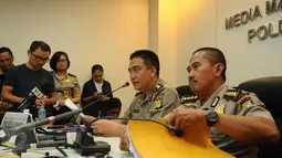 Kabid Humas Polda Metro Jaya, Kombes Pol Muhammad Iqbal (kedua kanan) bersama Kabid Dokkes PMJ Kombes Musyafak memberikan keterangan seputar kondisi terakhir korban teror (14/1/) lalu, Jakarta, Sabtu (14/1/2016). (Liputan6.com/Helmi Fithriansyah)