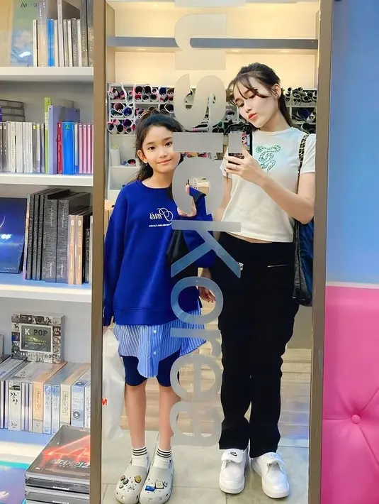 <p>Seperti inilah potret OOTD Ayu Ting Ting dan Bilqis di Korea Selatan. Mereka terlihat tampil kompak dengan mengenakan outfit kasual. [Foto: Instagram.com/ayutingting 92]</p>