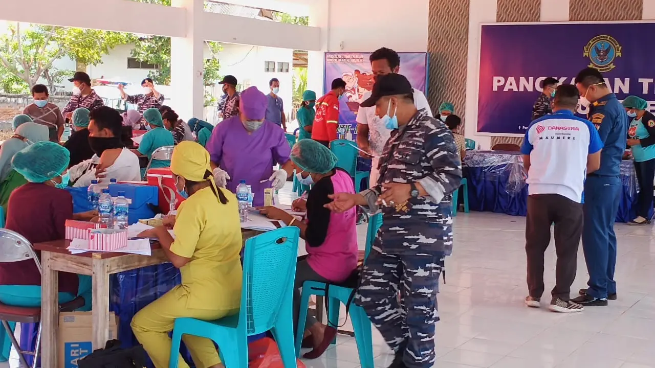 Program Vaksinasi Masyarakat Maritim, yang di gagas oleh TNI AL, digelar Pangkalan Angkatan Laut (Lanal) Maumere, Kabupaten Sikka,NTT. (Liputan6.com/Dionisius Wilibardus)