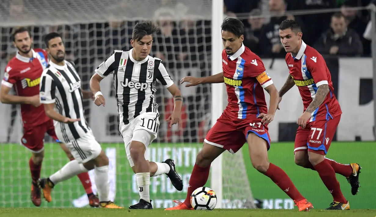 Pemain Juventus, Paulo Dybala (tengah) berebut bola dengan pemain Spal, Felipe Dal Bello Felipe pada lanjutan Serie A di Allianz Stadium, Turin, (25/10/2017). Juventus menang 4-1. (AFP/Miguel Medina)
