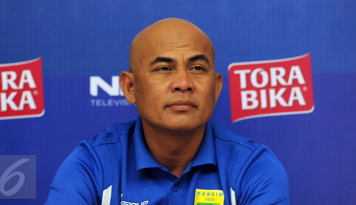 Asisten pelatih Persib, Herry Setiawan menyimak pertanyaan jelang laga final Turnamen Piala Bhayangkara di Stadion GBK Jakarta, Sabtu (2/4/2016). Laga final akan berlangsung pada Minggu (3/4). (Liputan6.com/Helmi Fithriansyah)