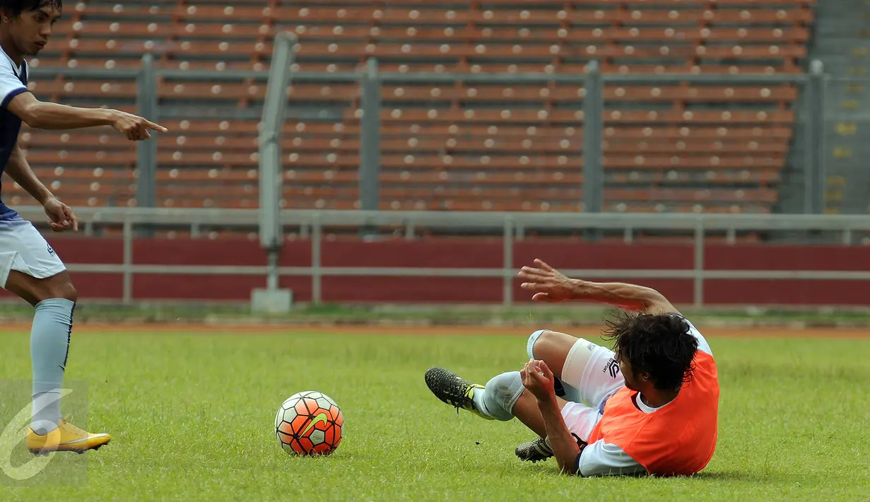 Gelandang Persela, Jose Pedrosa Galan (kanan) terjatuh saat latihan di Stadion GBK Jakarta, Kamis (12/5/2016). Persija menjamu Persela pada lanjutan Torabika Soccer Championship presented by IM3 Ooredoo, Jumat (13/5). (Liputan6.com/Helmi Fithriansyah)