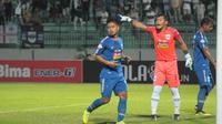 Fredyan Wahyu (kiri) saat melakoni debutnya di Shopee Liga 1 2019 melawan Kalteng Putra. (Bola.com/Vincentius Atmaja)