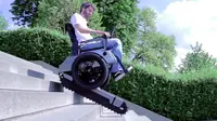 Sebetulnya kemampuan menaiki tangga sudah pernah ditambahkan kepada sejumlah produk kursi roda lain di masa lalu.
