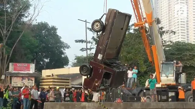 Pascaterceburnya sebuah mobil pick up bersama sopirnya di Kali Malang, tim baru menemukan bangkai mobil dan belum berhasil menemukan sang sopir yang diduga terbawa arus