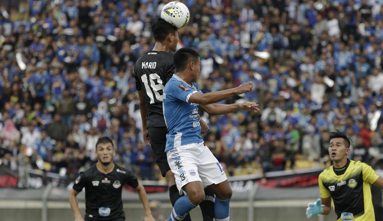 Gelandang Persib Bandung, Febri Hariyadi, duel udara dengan, bek TIRA Persikabo, Vava Mario, pada laga Piala Presiden 2019 di Stadion Si Jalak Harupat, Bandung, Sabtu (2/3). Persib kalah 1-2 dari TIRA. (Bola.com/Yoppy Renato)