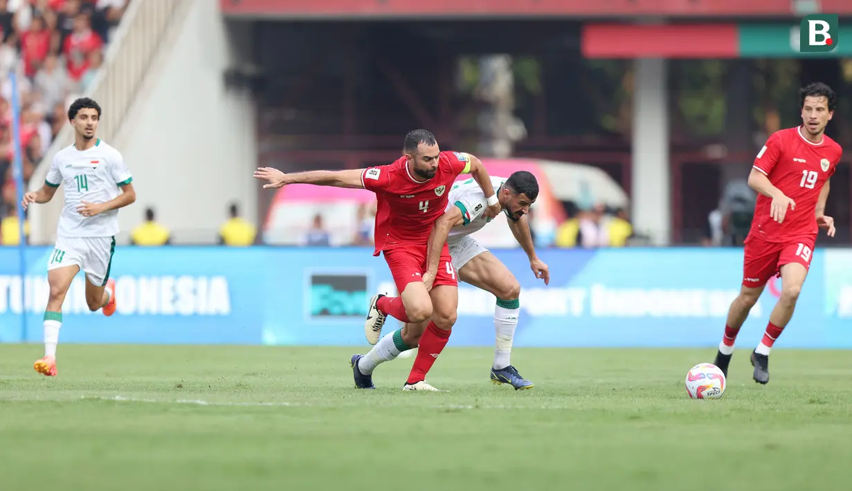 <p>Pemain Timnas Indonesia, Jordi Amat (tengah) berebut bola dengan pemain Irak, Aymen Hussein pada laga Grup F putaran kedua Kualifikasi Piala Dunia 2026 zona Asia di Stadion Utama Gelora Bung Karno (SUGBK), Senayan, Jakarta, Kamis (6/6/2024). (Bola.com/M Iqbal Ichsan)</p>