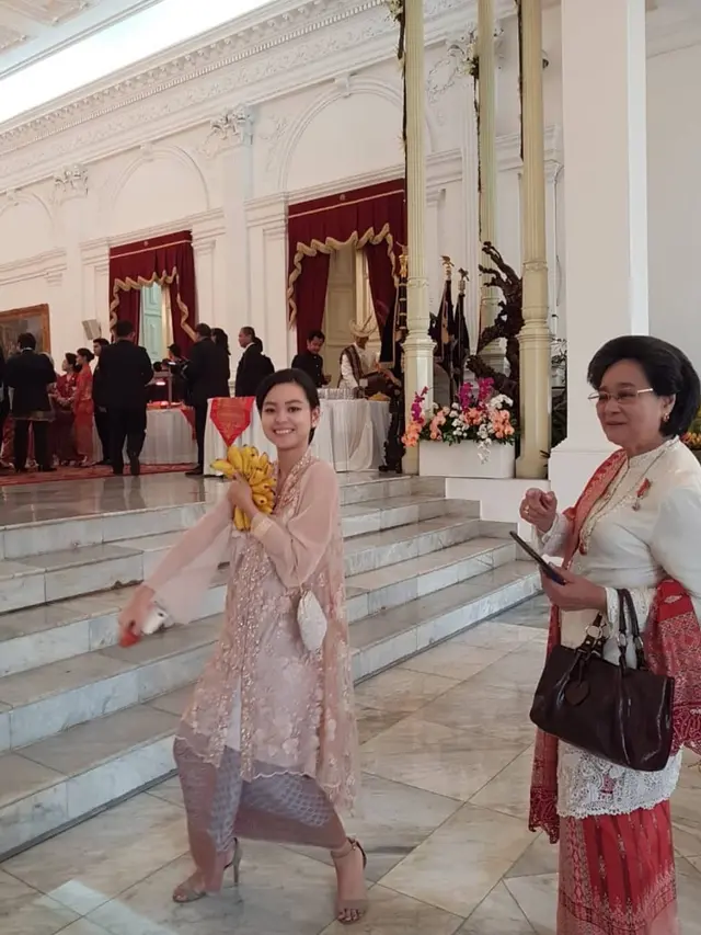 6 Potret Gustika Cucu Bung Hatta, Curi Perhatian Pakai Batik Slobog di HUT RI