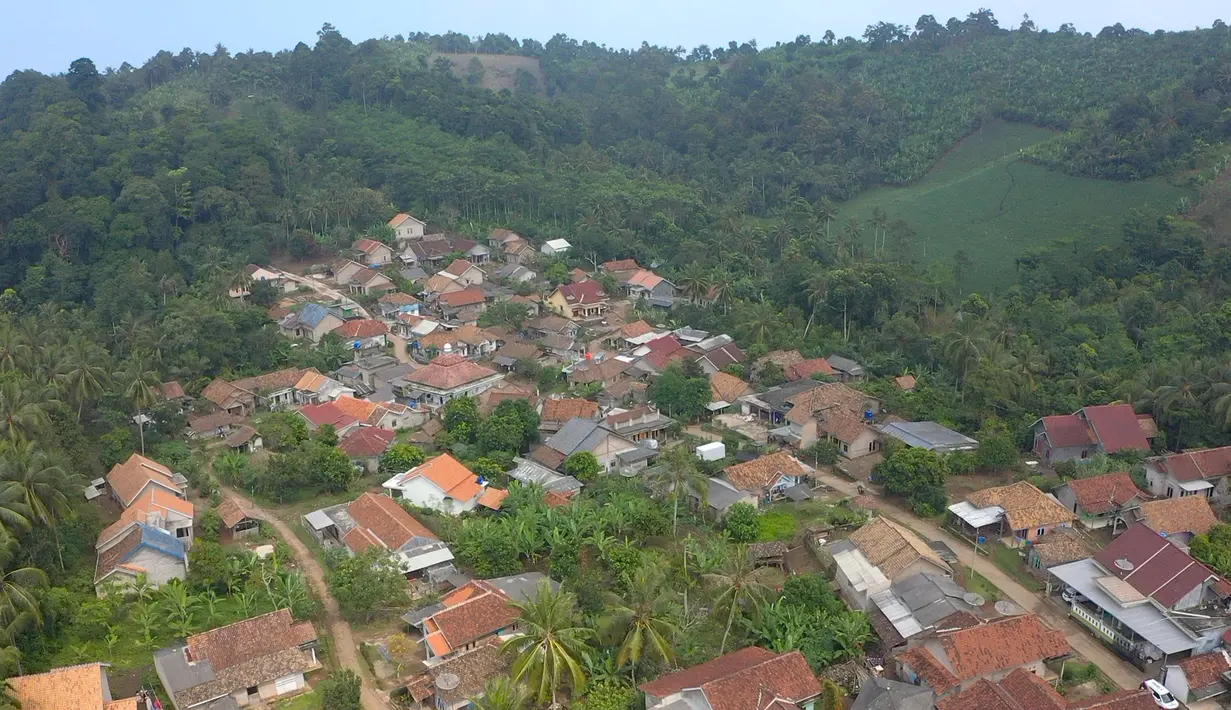 Setelah melewati jalan berbukit dan berliku sambil dimanjakan hamparan perkebunan, pengunjung akan langsung disambut hamparan pasir putih di Pantai Minang Rua, Desa Kelawi. Bisa dikatakan pantai satu ini termasuk surga tersembunyi alias hidden gem dalam bahasa anak muda sekarang. Pantai Minang Rua memang menjadi primadona para wisatawan bila hendak berkunjung di Desa Kelawi. Selain keramahan warga Desa Kelawi, sepanjang bibir pantai juga memiliki pasir putih yang dijaga penuh kebersihannya. (Foto: Dok BRI)