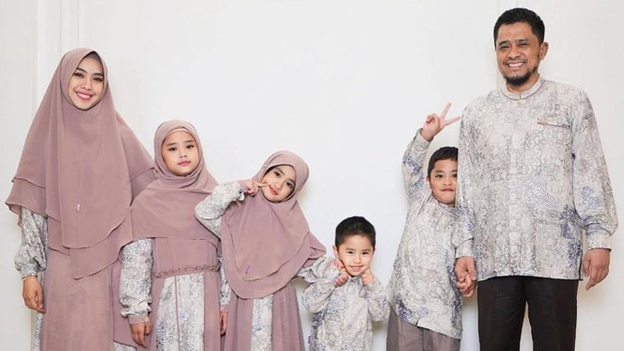 8 Potret Oki Setiana Dewi dan Keluarga Pakai Baju Kembar, Inspirasi saat Lebaran