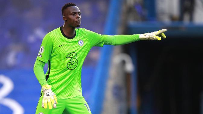 Kiper Chelsea, Edouard Mendy menginstruksikan rekannya saat bertanding melawan Manchester United pada pertandingan Liga Inggris di Stamford Bridge Stadium di London, Inggris, Minggu (28/2/2021). Tambahan satu poin tidak mengubah posisi kedua tim di papan klasemen . (AP Photo/Ian Walton, Pool)