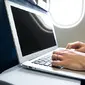 Ilustrasi laptop dalam pesawat. (iStock)