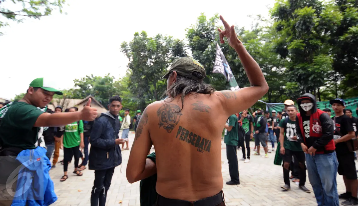 Pendukung Persebaya Surabaya menunjukkan tato saat aksi di depan Hotel Mercure Jakarta, Kamis (10/11). Mereka menuntut dipulihkannya hak keanggotaan Persebaya Surabaya di PSSI dan bisa kembali berkompetisi. (Liputan6.com/Helmi Fithriansyah)