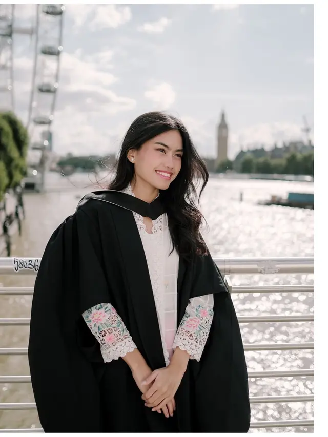 6 Potret Kebaya Namira Adjani saat Wisuda S2 di London, Paduan Kain Pink Memukau