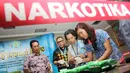 Humas Badan Narkotika Nasional (BNN) melakukan konferensi pers di gedung BNN, Jakarta, Jumat (20/3/2015). Tampak petugas sedang memeriksa barang bukti berupa 25,25 kg sabu.(Liputan6.com/Helmi Afandi)