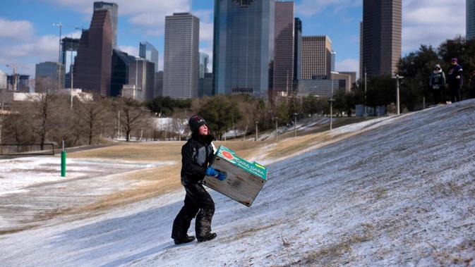 Badai salju dingin melanda Texas, Amerika Serikat hingga mengakibatkan pemadaman listrik di rumah-rumah warga. (AFP)