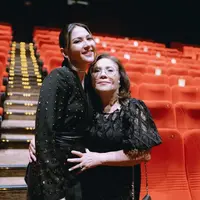 Kedekatan Jessica Mila dan mama Magdalene Jane Baker juga diperlihatkan dari gaya twinning-nya, nih.  [Foto: Instagram @jscmila]