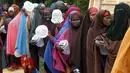 Sejumlah warga Somalia mengantre untuk mendapatkan iftar (makanan berbuka puasa) dari sebuah organisasi amal Qatar selama bulan suci Ramadan, di ibukota Mogadishu, Senin (22/6/2015). (REUTERS/Feisal Omar)