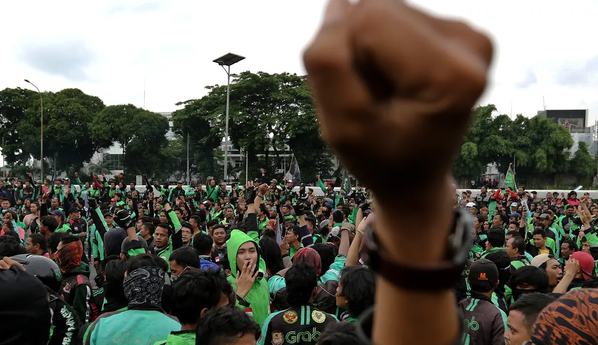 Pengemudi ojek online (ojol) menggelar demonstrasi di depan Gedung DPR/MPR, Senayan, Jakarta, Jumat (28/2/2020). Aksi demo ratusan sopir ojek online dipicu karena ada usulan anggota DPR yang ingin ojek online tidak mengangkut penumpang, melainkan hanya mengangkut barang. (Liputan6.com/Johan Tallo)