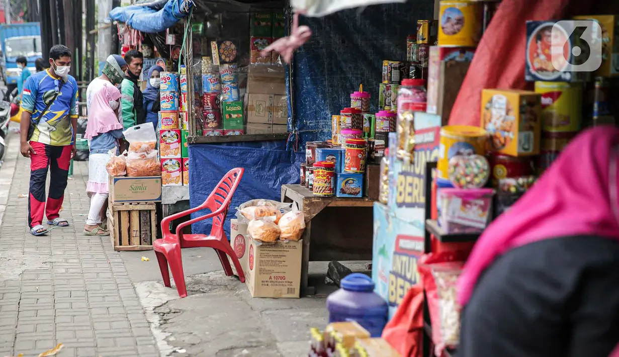 <p>Calon pembeli memilih kue kering dalam kemasan di lapak penjual kue musiman di Jalan Raya Bogor Km. 26, Jakarta, Sabtu (30/4/2022). Menurut pedagang penjualan kue kering kemasan di kawasan itu meningkat menjelang Lebaran. (Liputan6.com/Faizal Fanani)</p>