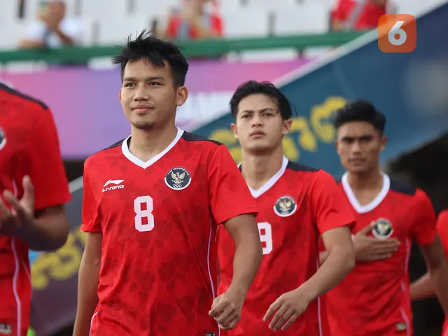 <p>Witan Sulaeman bersama pemain starting XI Timnas Indonesia U-22 lainnya memasuki lapangan jelang dimulainya laga semifinal cabor sepak bola SEA Games 2023 menghadapi Vietnam di Olympic National Stadium, Phnom Penh, Kamboja, Sabtu (13/5/2023). (Bola.com/Abdul Aziz)</p>