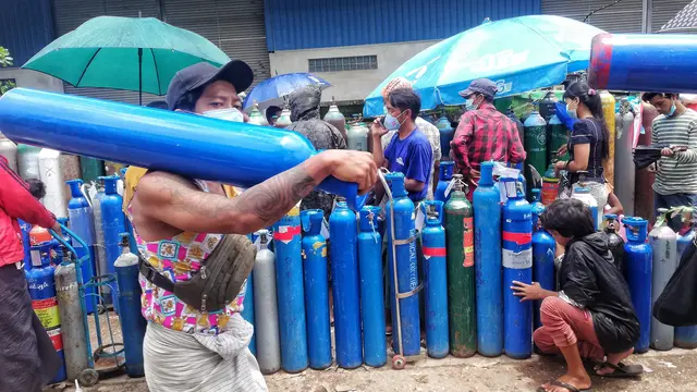 Kasus COVID-19 Melonjak, Warga Myanmar Antre Isi Ulang Oksigen