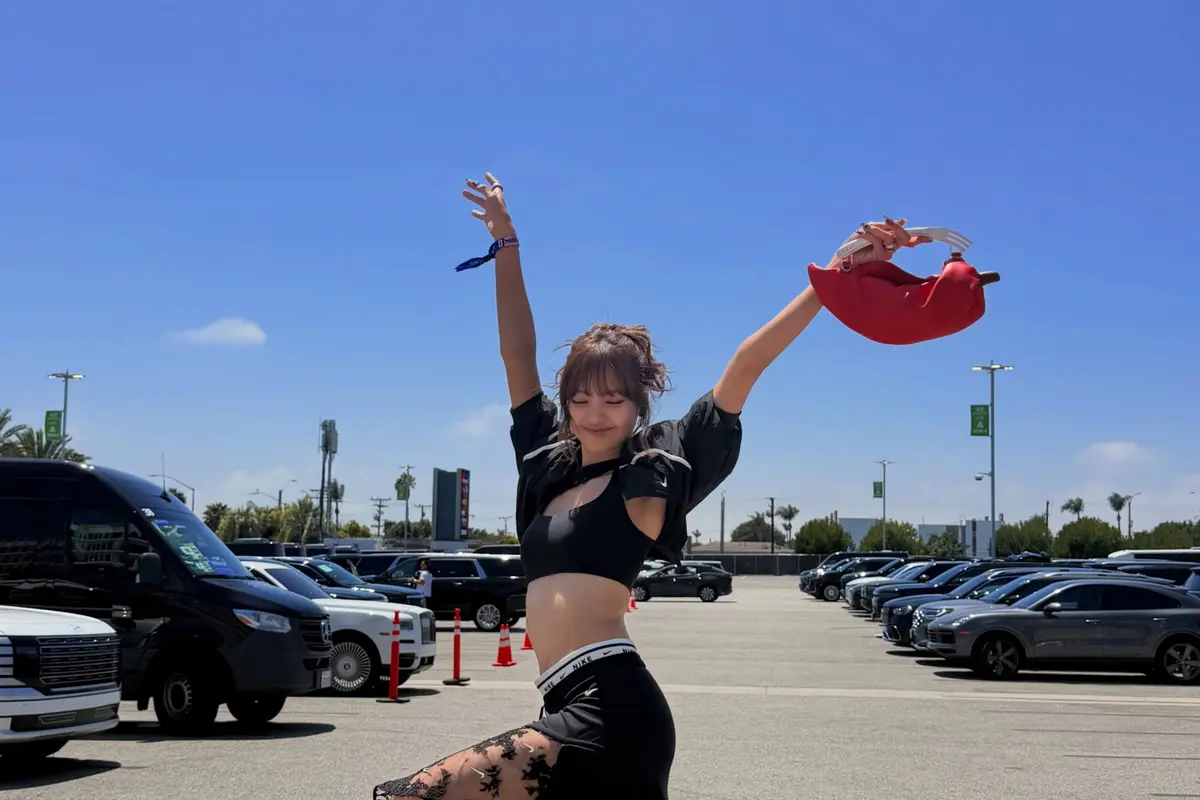 Lisa BLACKPINK Jadi Nike Girl saat Nonton Piala Dunia 2026, Tas Cabai Rp42 Juta Jadi Sorotan