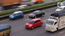 Mobil melintasi jalan Tol Tangerang-Jakarta di Tangerang, Banten, Rabu (30/3/2022). Mulai April 2022, Korlantas Polri akan menerapkan tilang elektronik bagi pengendara yang memacu kecepatan hingga 120 km per jam di jalan tol. (Liputan6.com/Angga Yuniar)